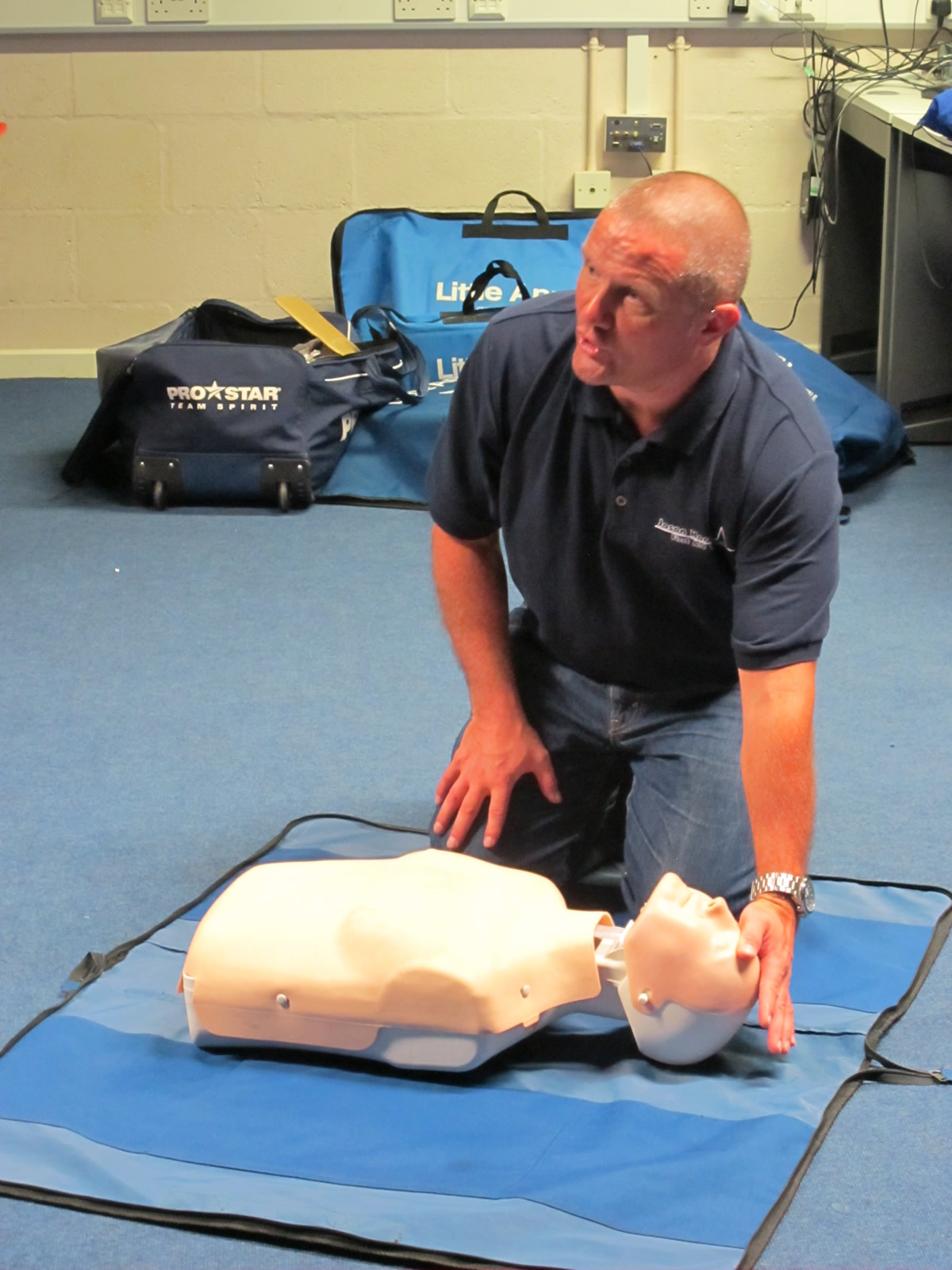 first aid training course with dummu